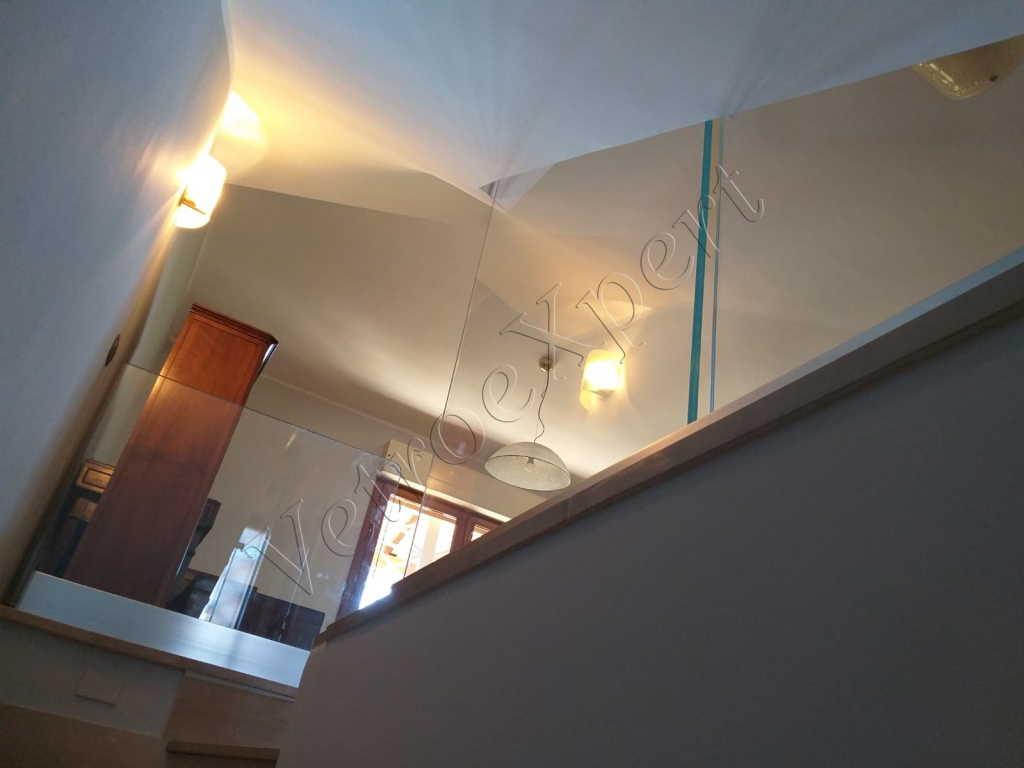 balaustra per scale di appartamento in vetro