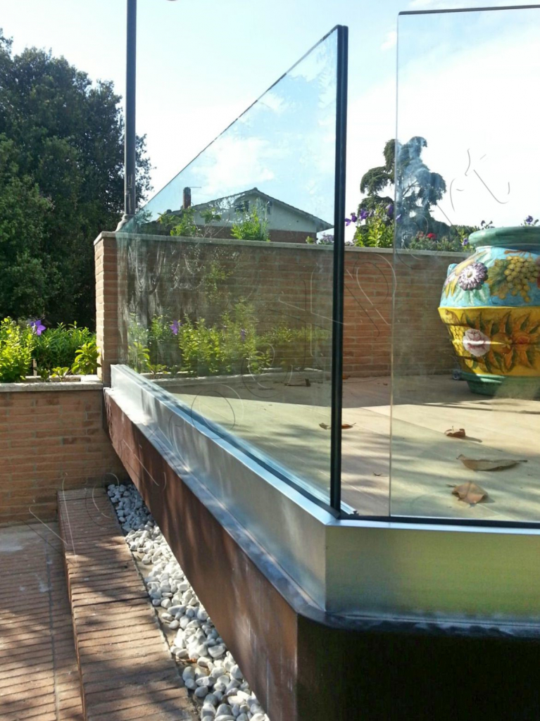 Particolare Balaustra di sicurezza in vetro in giardino Roma VetroeXpert Balaustre Parapetti Recinzioni
