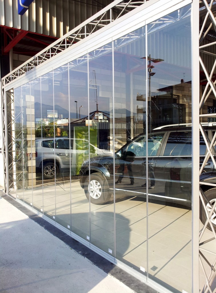 Vetrata a pacchetto Concessionario automobili Roma VetroeXpert Vetrate Pieghevoli e vetrate a scomparsa Glassroom