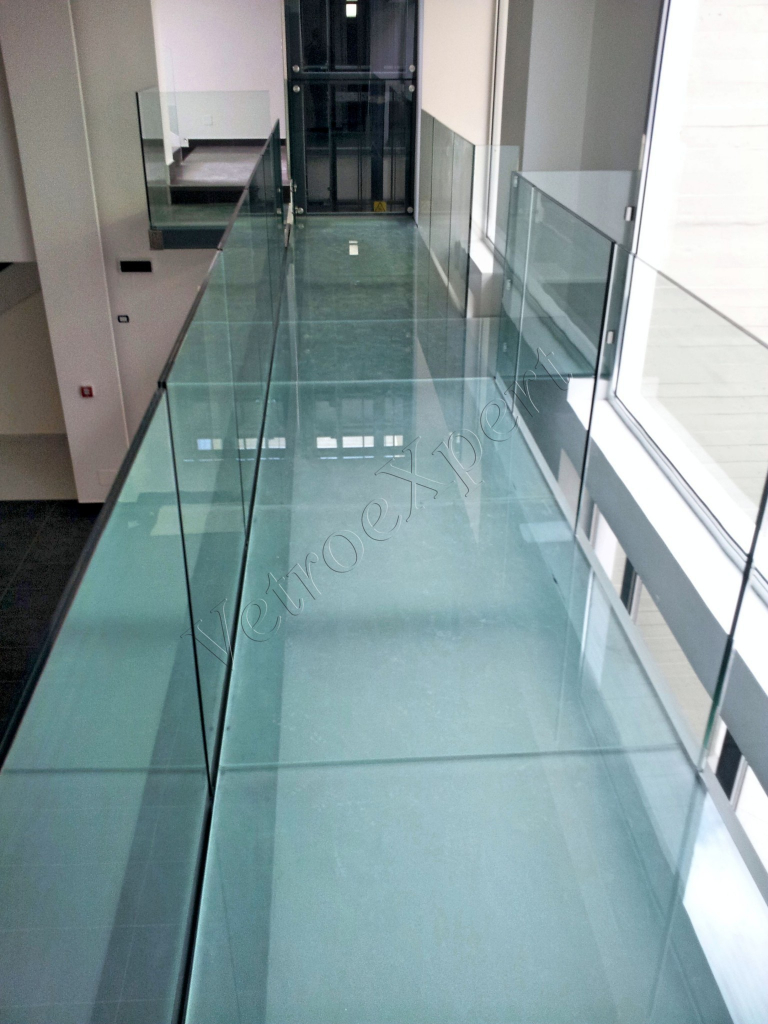 Pavimento in cristallo Roma VetroeXpert Scale Pavimenti Ascensori