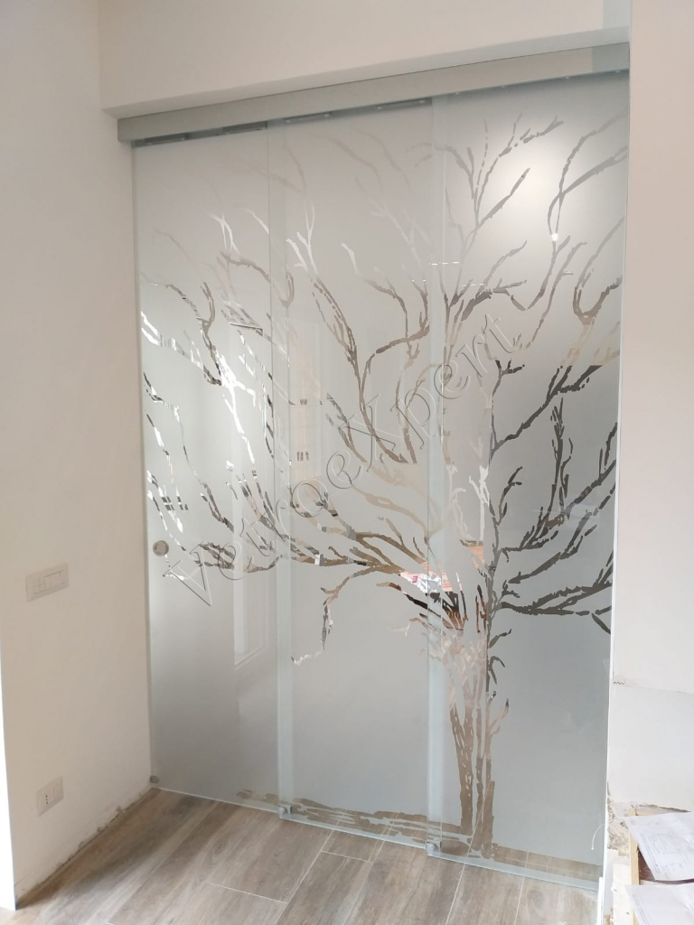 pareti divisorie in vetro a tre ante con decorazione di un albero
