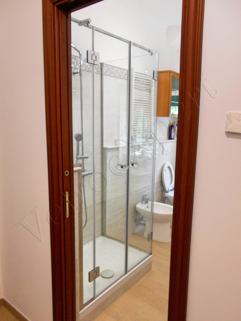 Box doccia con doppia porta battente con vetro temperato vista frontale Roma VetroeXpert Box doccia in cristallo temperato su misura