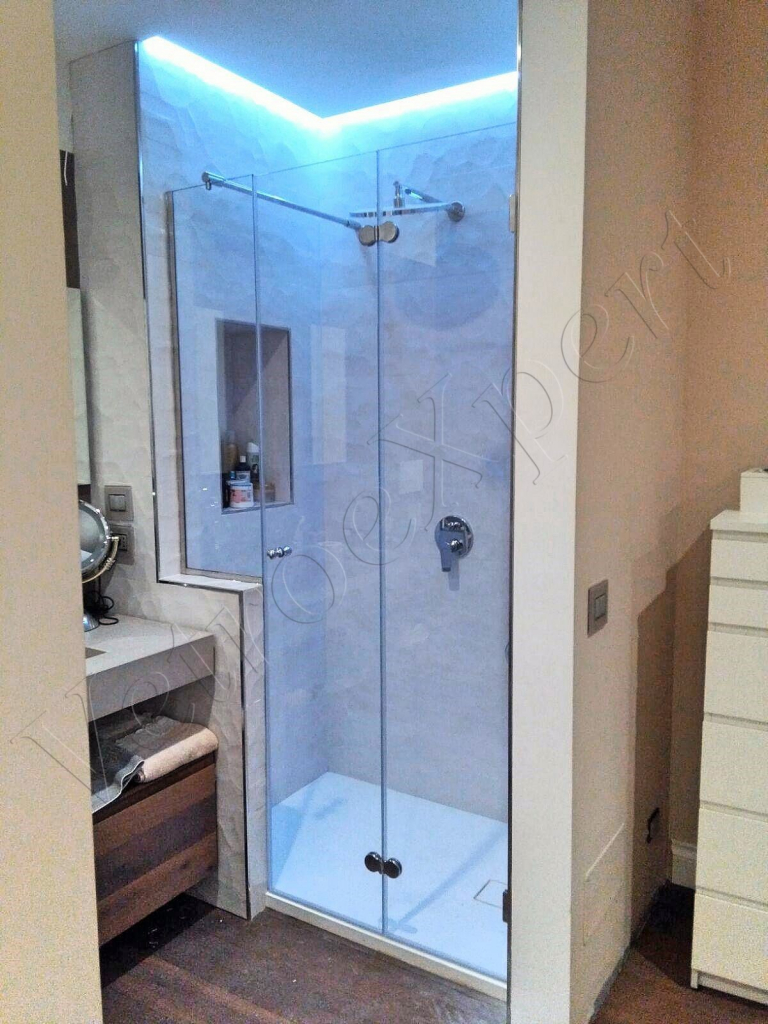 Composizione Box doccia con vetro temperato porta a battente Roma VetroeXpert Box doccia in cristallo temperato su misura
