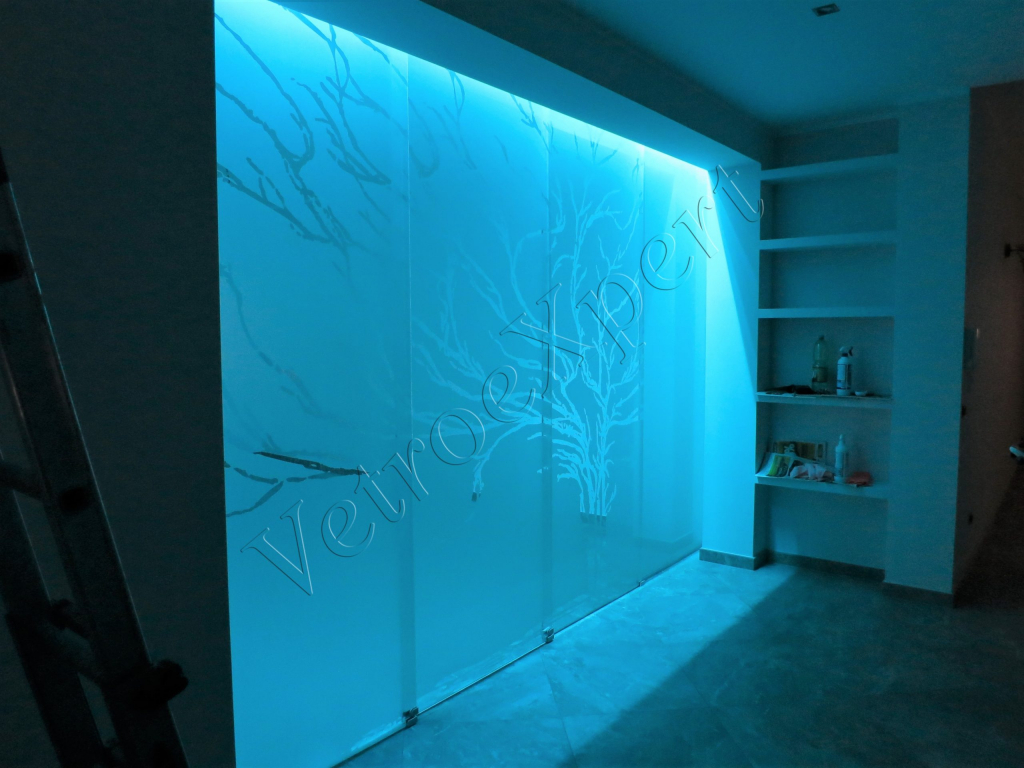 Divisorio soggiorno cucina con decoro e trascinamento con led blu Roma VetroeXpert Pareti divisorie in cristallo scaled