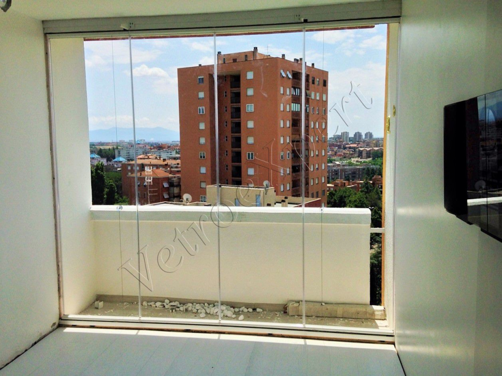 Vetrata pieghevole per balcone vista interna Roma VetroeXpert Vetrate Pieghevoli e vetrate a scomparsa Glassroom