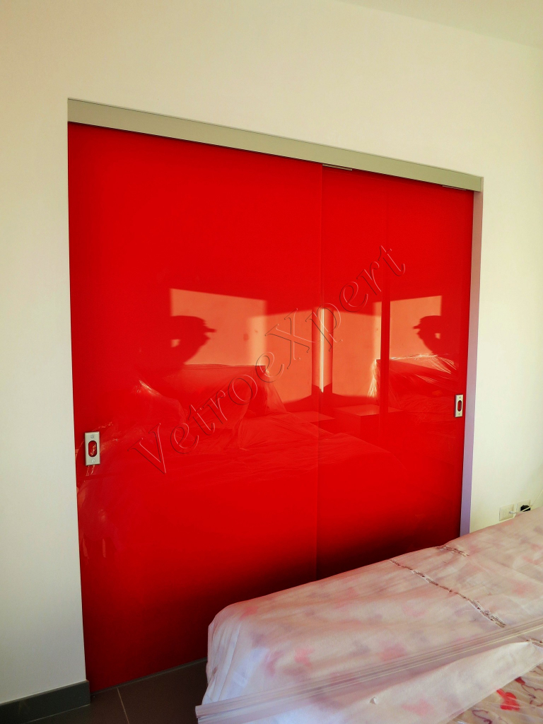 Vista frontale Porta scorrevole in vetro rosso Roma VetroeXpert Porte in vetro su misura e Pareti divisorie 1