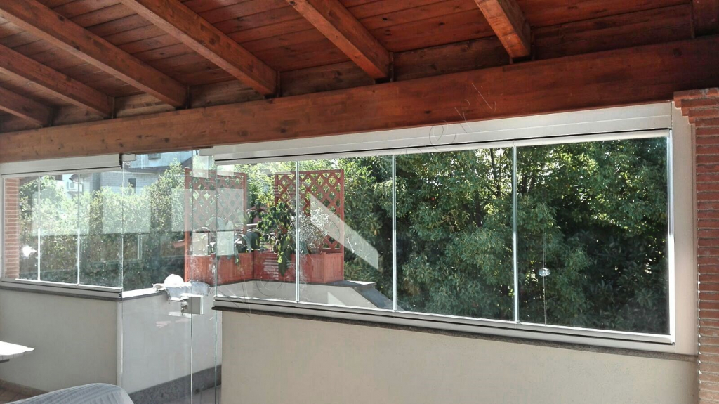 Vista interna Vetrate Glassroom con porta a vetro di entrata Roma VetroeXpert Vetrate Pieghevoli e vetrate a scomparsa Glassroom