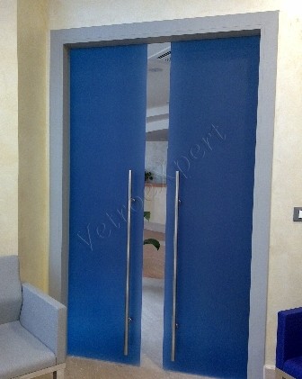 Porta scorrevole in vetro blu coprente Roma VetroeXpert Porte in vetro su misura e Pareti divisorie