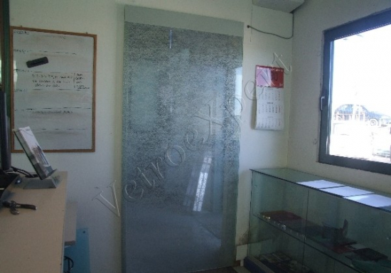 Porta scorrevole in vetro stratificato con tessuto Roma VetroeXpert Porte in vetro su misura e Pareti divisorie