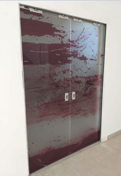 porta decorata in vetro con apertura a battente