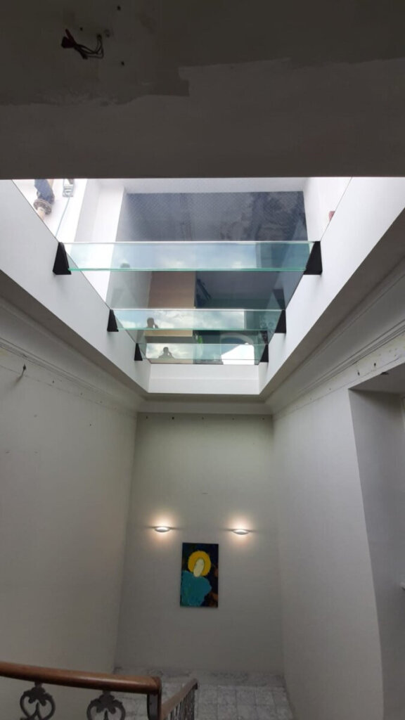 balaustra in vetro per Hotel Santa Sofia travi di sostegno in cristallo per pavimento