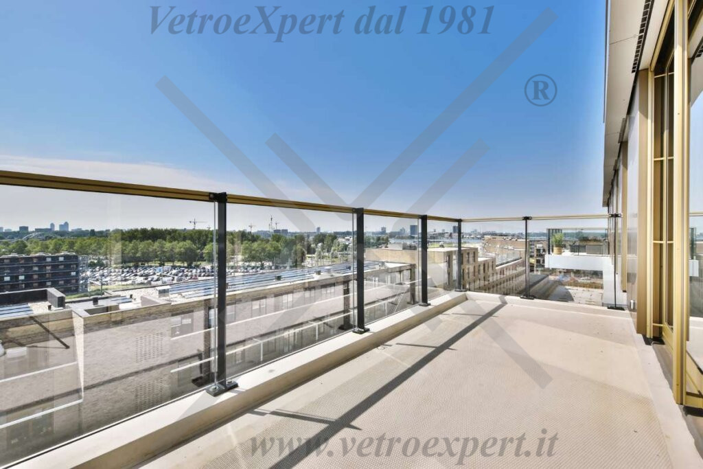 frangivento in vetro per terrazzi con barre Roma