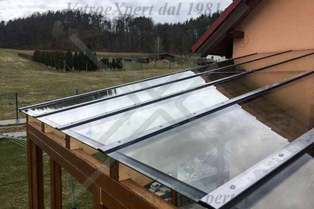 gazebo in legno chiuso con vetri