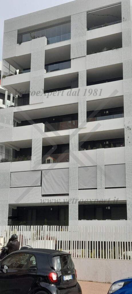 glassroom in cristallo per condominio tende chiuse